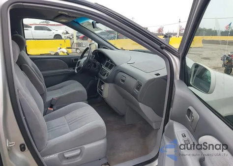 2003 Toyota Sienna Le z USA, uszkodzony, nr VIN 4T3ZF13C03U550106